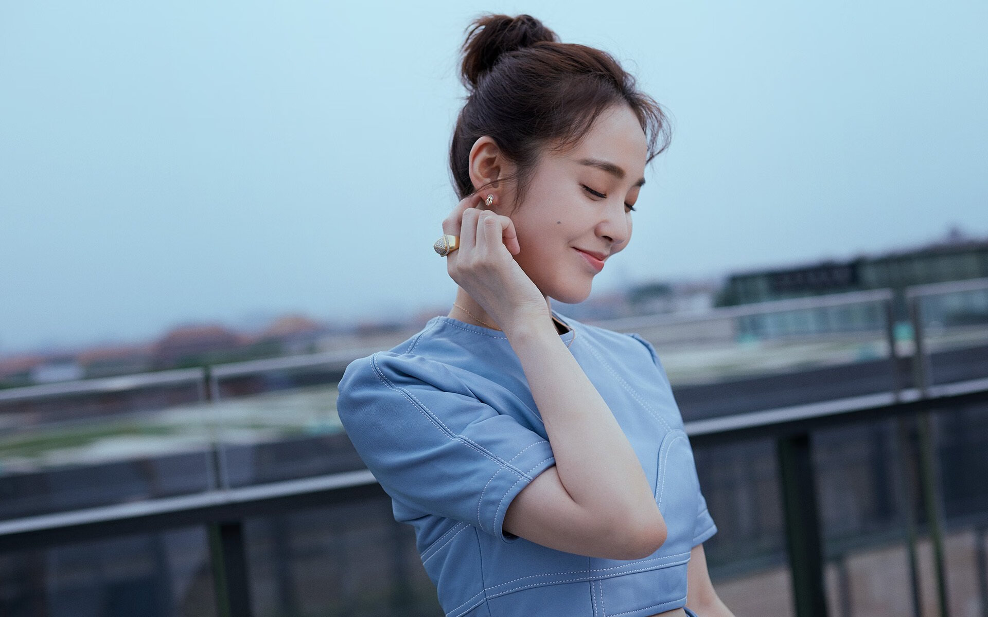激烈足球对决中球队进攻节奏快速，足球对抗赛