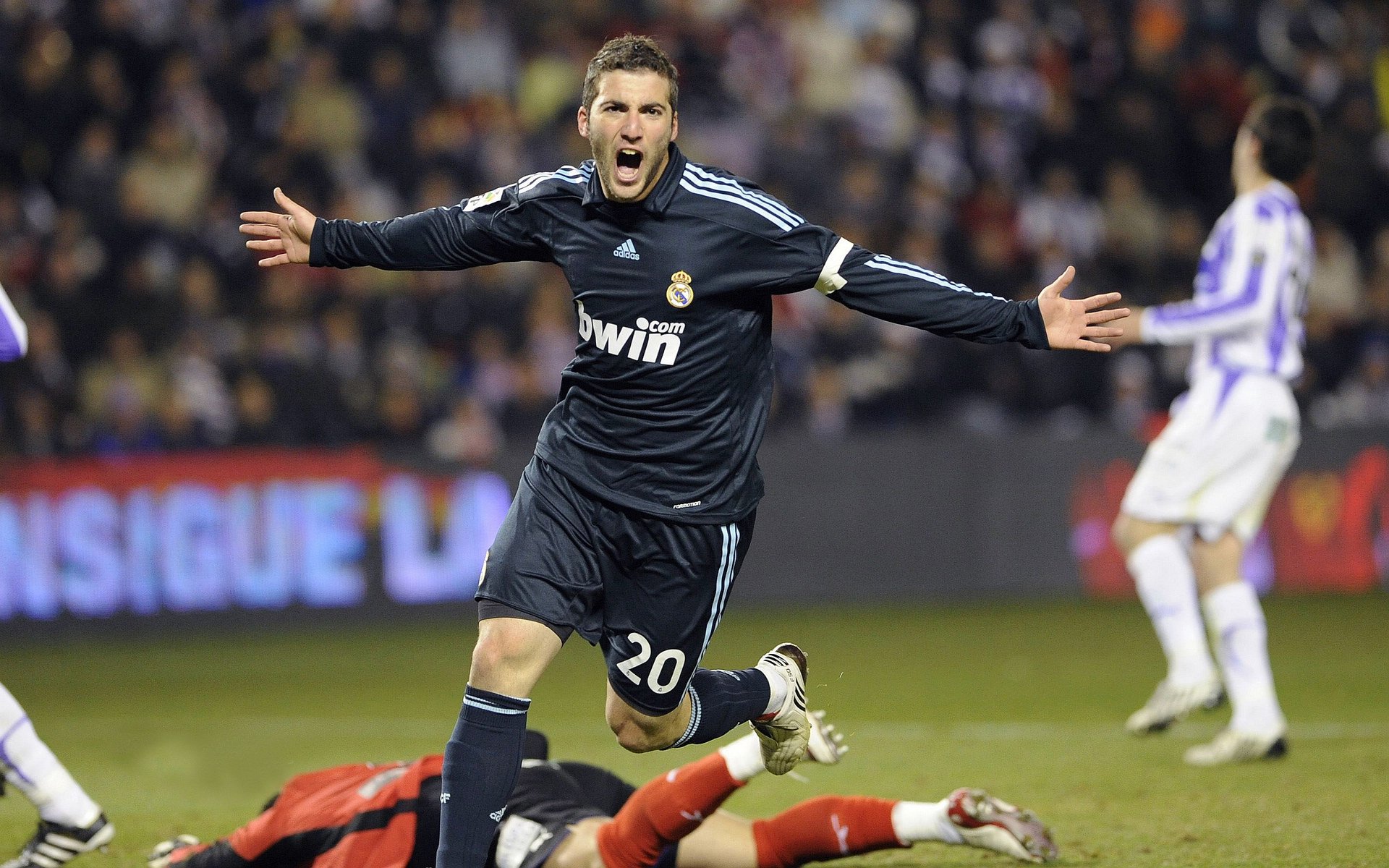 开云体育官方网站-德甲：拜仁4-2战胜多特蒙德，莱万完成帽子戏法，欧冠拜仁莱万受伤