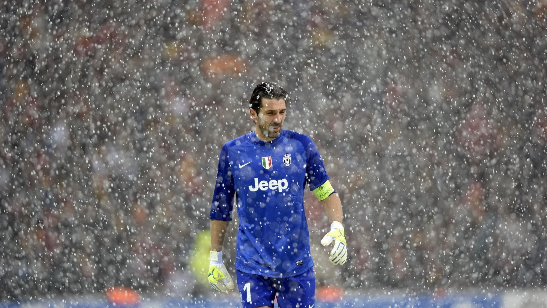 明星专访：球场外的明星生活揭秘，明星踢球